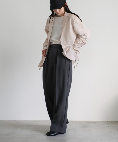 select MOCA(セレクトモカ)の「ギャザースリーブバックスリットジャケット(テーラードジャケット・レディース・ブラック/ベージュ・FREE)」の6枚目の写真