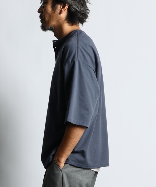 The DUFFER of ST.GEORGE(ザダファーオブセントジョージ)の「COOLMAX 2LAYERS OVER SIZE HENLEY TEE:2層構造 吸水速乾クールマックス オーバーサイズ リラックス ヘンリーTシャツ(Tシャツ/カットソー・メンズ・ホワイト/ブラック/グレイッシュベージュ/ブルーグレー/ダークグリーン・XX-LARGE/X-LARGE/LARGE/MEDIUM/SMALL)」の16枚目の写真