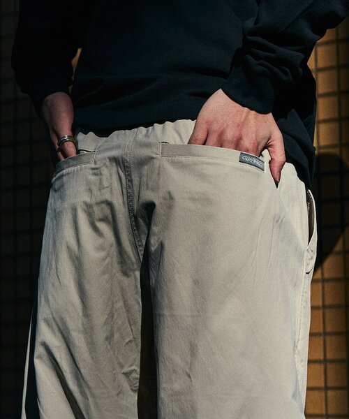 417 EDIFICE（フォーワンセブンエディフィス）の「Gramicci / グラミチ × 417別注コットンナイロンワイドパンツ（カーゴパンツ・メンズ・ネイビー/ベージュ/チャコールグレー・LARGE/X-LARGE/MEDIUM）」の4枚目の写真