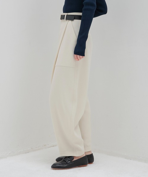 DRESSLAVE(ドレスレイブ)の「big tuck curve pants(ビッグタックカーブパンツ)(その他パンツ・レディース・ホワイト/カーキ・38/36)」の3枚目の写真