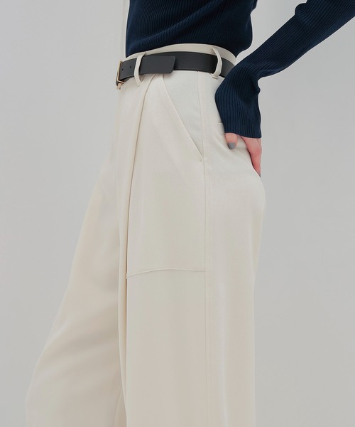 DRESSLAVE(ドレスレイブ)の「big tuck curve pants(ビッグタックカーブパンツ)(その他パンツ・レディース・ホワイト/カーキ・38/36)」の6枚目の写真