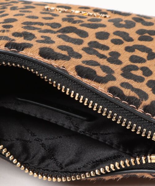 MICHAEL KORS(マイケルコース)の「CARMELA ポシェット クロスボディ スモール(ショルダーバッグ・レディース・ブラック系その他・FREE)」の2枚目の写真