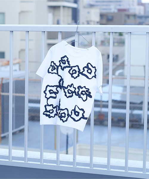 bulle de savon(ビュルデサボン)の「くるくるはなテープ刺繍Tシャツ(Tシャツ/カットソー・レディース・ホワイト/ネイビー・FREE)」の2枚目の写真