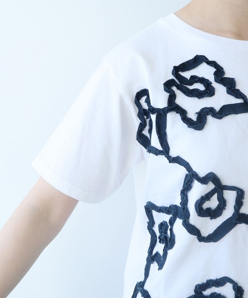 bulle de savon(ビュルデサボン)の「くるくるはなテープ刺繍Tシャツ(Tシャツ/カットソー・レディース・ホワイト/ネイビー・FREE)」の5枚目の写真