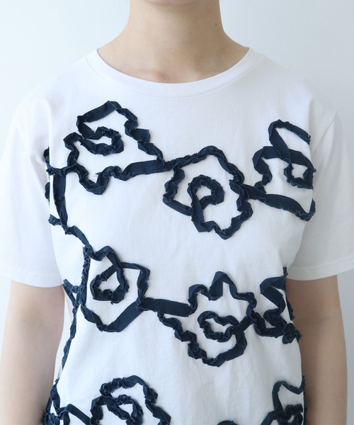 bulle de savon(ビュルデサボン)の「くるくるはなテープ刺繍Tシャツ(Tシャツ/カットソー・レディース・ホワイト/ネイビー・FREE)」の3枚目の写真