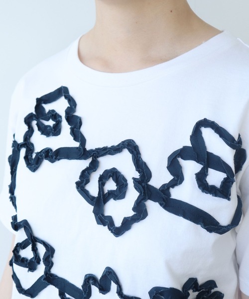 bulle de savon(ビュルデサボン)の「くるくるはなテープ刺繍Tシャツ(Tシャツ/カットソー・レディース・ホワイト/ネイビー・FREE)」の4枚目の写真