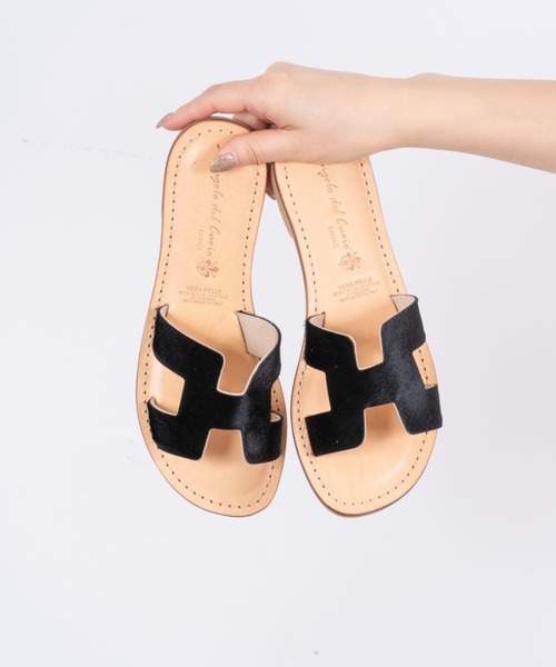 Rivel（リヴェル）の「【L’ ANGOLO DEL CUOIO/ランゴロデルクオイオ】レザーサンダル　フラットサンダル（サンダル・レディース・ブラック×ベージュ/ブラック・38/39/36/37）」の2枚目の写真