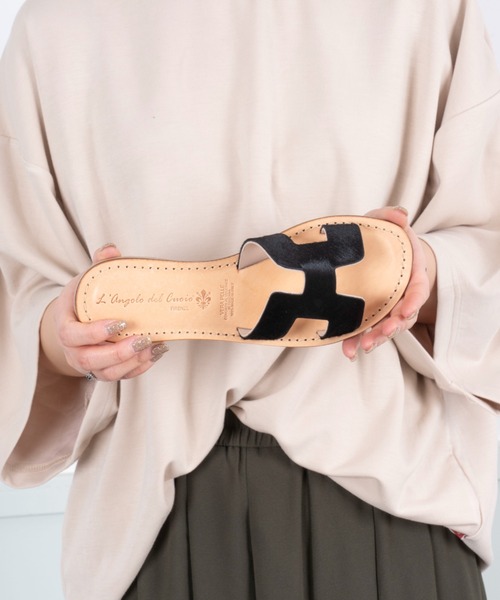 Rivel（リヴェル）の「【L’ ANGOLO DEL CUOIO/ランゴロデルクオイオ】レザーサンダル　フラットサンダル（サンダル・レディース・ブラック×ベージュ/ブラック・38/39/36/37）」の4枚目の写真
