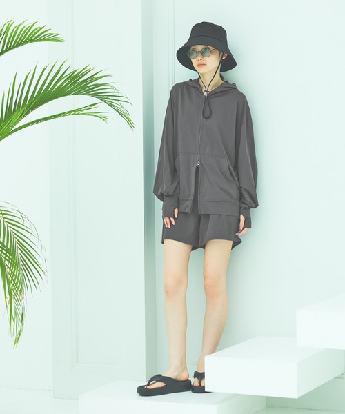 LAKOLE(ラコレ)の「【多機能ウェア】ラッシュガードフードパーカー / 291767(ラッシュガード・レディース・モカ/オフホワイト/チャコールグレー・FREE)」の4枚目の写真