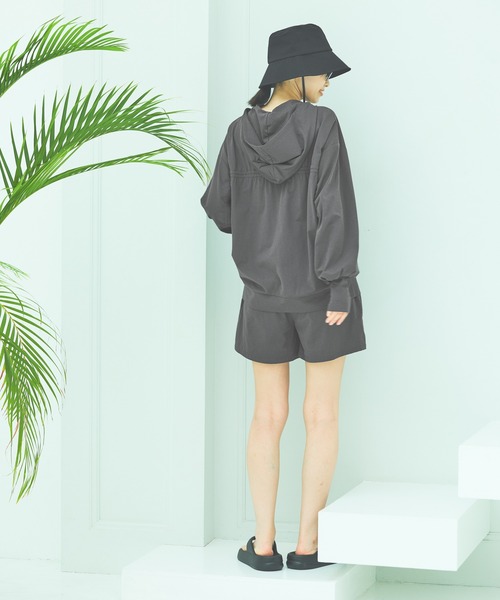 LAKOLE(ラコレ)の「【多機能ウェア】ラッシュガードフードパーカー / 291767(ラッシュガード・レディース・モカ/オフホワイト/チャコールグレー・FREE)」の6枚目の写真