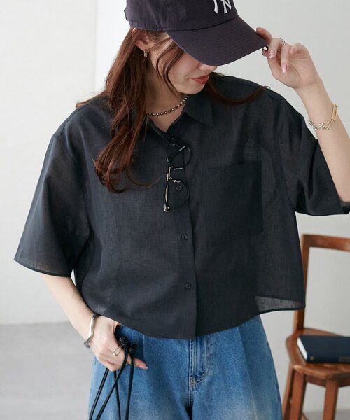 DISCOAT（ディスコート）の「シアー半袖クロップドシャツ《WEB限定カラーあり》（シャツ/ブラウス・レディース・アイボリー/ブラック/チャコールグレー/ブルー/モカ/ベージュ/ピンク・FREE）」の4枚目の写真