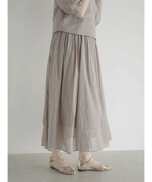 FIKA.(フィーカ)の「Square dot gathered skirt(スカート・レディース・モカ/オフホワイト/ブラック・MEDIUM)」の4枚目の写真