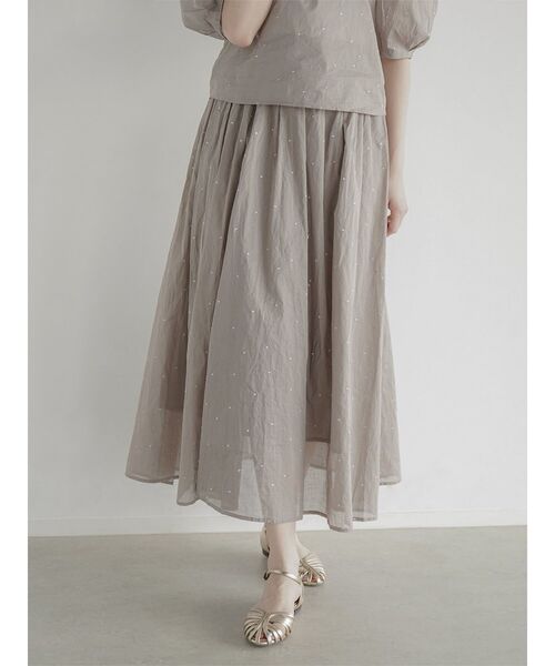 FIKA.(フィーカ)の「Square dot gathered skirt(スカート・レディース・モカ/オフホワイト/ブラック・MEDIUM)」の3枚目の写真