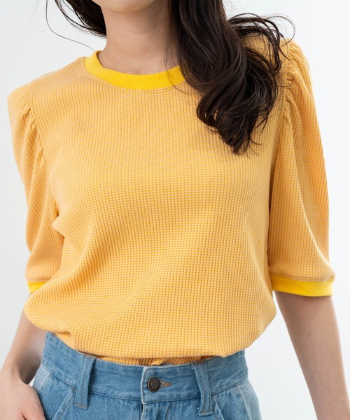 SABUROKU(サブロク)の「【SABUROKU】着るだけで 華奢魅せ ギャザースリーブ 半袖 プルオーバー(Tシャツ/カットソー・レディース・イエロー/ブルー・M)」の2枚目の写真