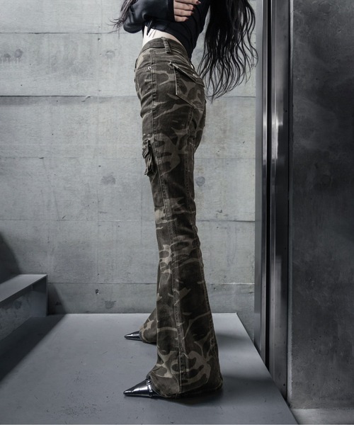 me+em select（ミームセレクト）の「【 ３size 】ヴィンテージカモフラストレッチカーゴフレアデニム ／ vintage camouflage stretch cargo flare denim（その他パンツ・レディース・カーキ・SMALL/MEDIUM/LARGE）」の3枚目の写真