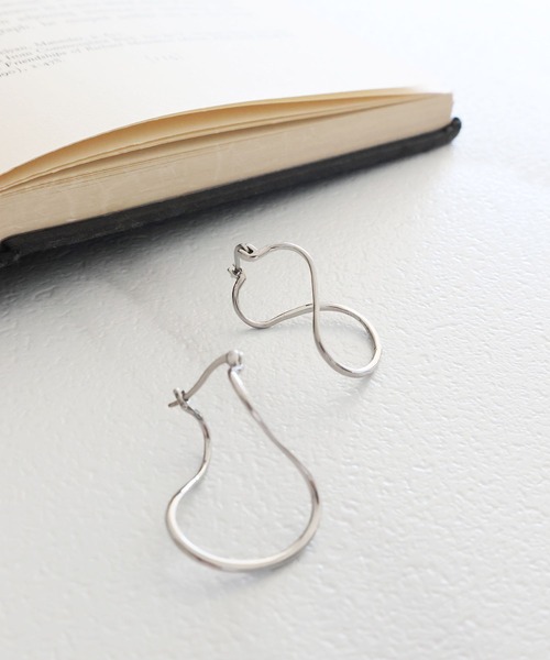 LEPSIM(レプシィム)の「ステンレスツイストピアス 490881(ピアス(両耳用)・レディース・ゴールド/シルバー・ONE SIZE)」の2枚目の写真