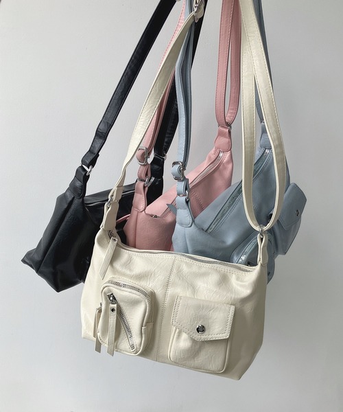 AS KNOW AS plus（アズノゥアズプラス）の「ダブルポケット エコレザーショルダーバッグ【ZOZOTOWN限定アイテム】（ショルダーバッグ・レディース・ブラック/オフホワイト/ブルー/ピンク・FREE）」の2枚目の写真