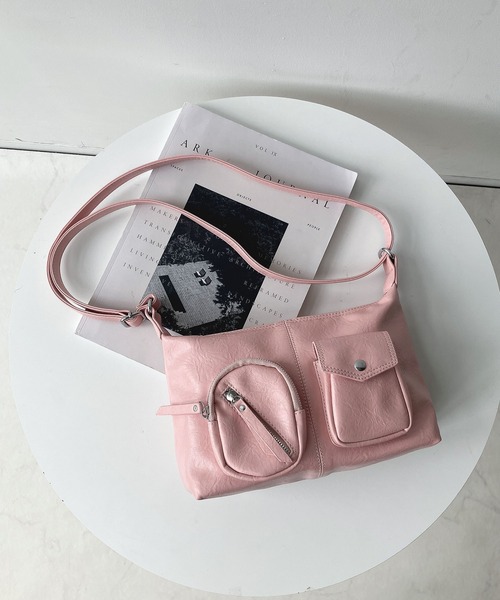 AS KNOW AS plus（アズノゥアズプラス）の「ダブルポケット エコレザーショルダーバッグ【ZOZOTOWN限定アイテム】（ショルダーバッグ・レディース・ブラック/オフホワイト/ブルー/ピンク・FREE）」の7枚目の写真