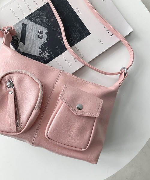 AS KNOW AS plus（アズノゥアズプラス）の「ダブルポケット エコレザーショルダーバッグ【ZOZOTOWN限定アイテム】（ショルダーバッグ・レディース・ブラック/オフホワイト/ブルー/ピンク・FREE）」の8枚目の写真