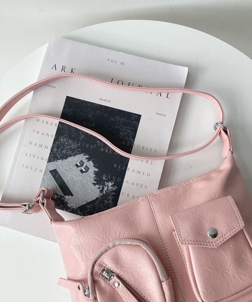 AS KNOW AS plus（アズノゥアズプラス）の「ダブルポケット エコレザーショルダーバッグ【ZOZOTOWN限定アイテム】（ショルダーバッグ・レディース・ブラック/オフホワイト/ブルー/ピンク・FREE）」の9枚目の写真