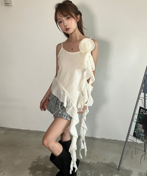 .KOM(ドットコム)の「A'GEM/9 × .kom 『.KOMZ/ドットケーオーエムゼット』 /アシメフリル×コサージュ キャミソールトップス(キャミソール・レディース・オフホワイト/アイボリー・FREE)」の2枚目の写真