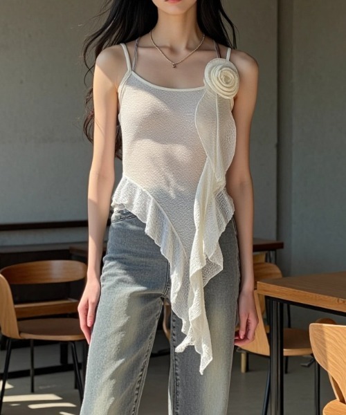.KOM(ドットコム)の「A'GEM/9 × .kom 『.KOMZ/ドットケーオーエムゼット』 /アシメフリル×コサージュ キャミソールトップス(キャミソール・レディース・オフホワイト/アイボリー・FREE)」の9枚目の写真