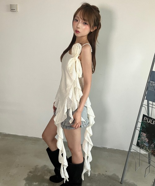 .KOM(ドットコム)の「A'GEM/9 × .kom 『.KOMZ/ドットケーオーエムゼット』 /アシメフリル×コサージュ キャミソールトップス(キャミソール・レディース・オフホワイト/アイボリー・FREE)」の19枚目の写真