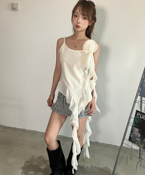 .KOM(ドットコム)の「A'GEM/9 × .kom 『.KOMZ/ドットケーオーエムゼット』 /アシメフリル×コサージュ キャミソールトップス(キャミソール・レディース・オフホワイト/アイボリー・FREE)」の20枚目の写真