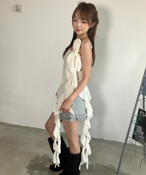 .KOM(ドットコム)の「A'GEM/9 × .kom 『.KOMZ/ドットケーオーエムゼット』 /アシメフリル×コサージュ キャミソールトップス(キャミソール・レディース・オフホワイト/アイボリー・FREE)」の3枚目の写真