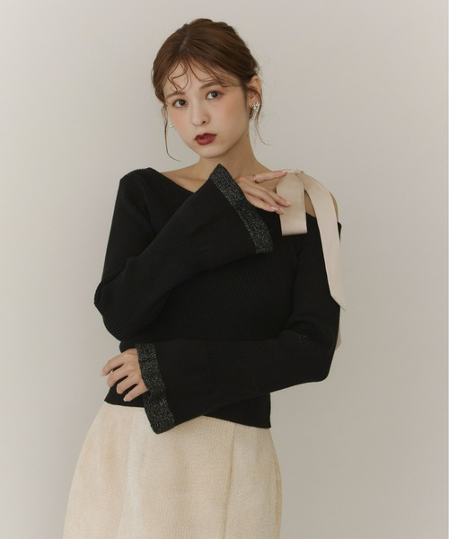 Olu.（オルドット）の「ショルダーリボンフレアスリーブニット（ニット/セーター・レディース・アイボリー/ブラック/ボルドー・FREE）」の2枚目の写真