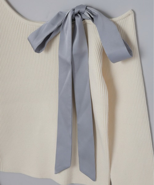 Olu.（オルドット）の「ショルダーリボンフレアスリーブニット（ニット/セーター・レディース・アイボリー/ブラック/ボルドー・FREE）」の6枚目の写真