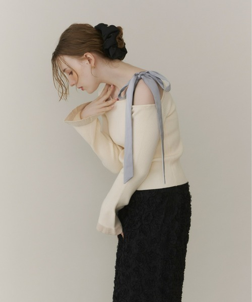 Olu.（オルドット）の「ショルダーリボンフレアスリーブニット（ニット/セーター・レディース・アイボリー/ブラック/ボルドー・FREE）」の12枚目の写真