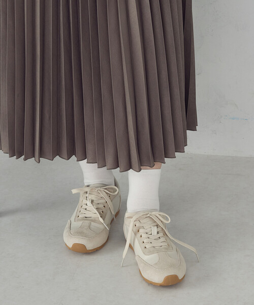 COMME CA ISM(コムサイズム)の「ローカット スニーカー(スニーカー・レディース・オフホワイト/ブラウン・24.5cm/23.5cm)」の2枚目の写真
