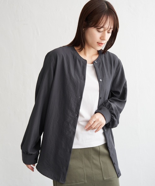 ikka(イッカ)の「【親子コーデ】マルチWAYバンドカラーシャツ(シャツ/ブラウス・レディース・オフホワイト/チャコールグレー/ブルー/グリーン/オレンジ/ダークベージュ・M/L/S)」の8枚目の写真