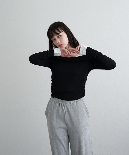 RAY CASSIN（レイカズン）の「襟シャツレイヤードオフショル（Tシャツ/カットソー・レディース・ブラック系その他2/グレー系その他2/チャコールグレー・FREE）」の4枚目の写真