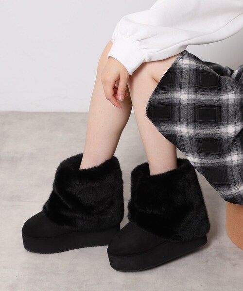 ESPERANZA（エスペランサ）の「フェイクファー付き2WAYムートン調ブーツ（ブーツ・レディース・アイボリー系/ブラック系・M/S/LL/L）」の11枚目の写真