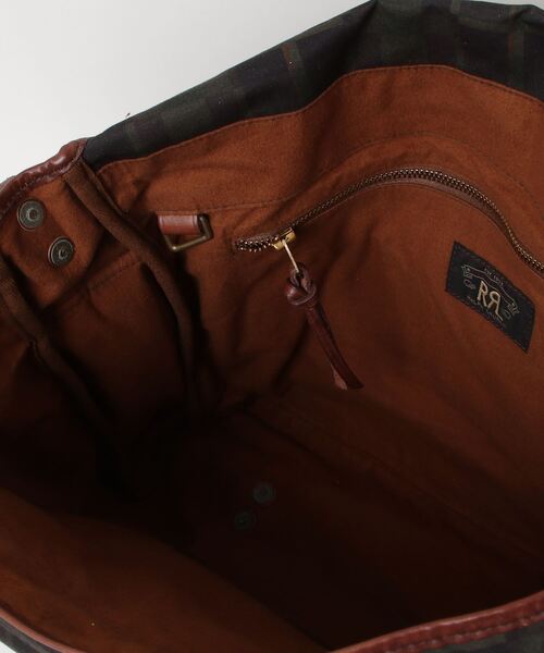 RRL（ダブル アール エル）の「チェックプリント オイルクロス メッセンジャー バッグ（メッセンジャーバッグ・メンズ・ネイビー系1・ONE）」の2枚目の写真