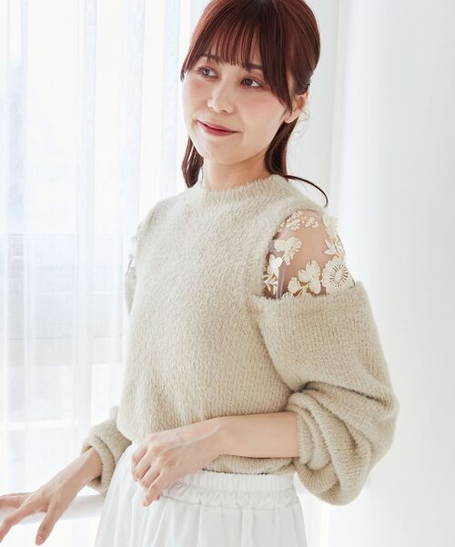 MAJESTIC LEGON（マジェスティックレゴン）の「ショルダーレースシャギーニット（ニット/セーター・レディース・ライトグレー/ベージュ/ピンク/ブルー/アイボリー/ライトピンク・MEDIUM）」の3枚目の写真