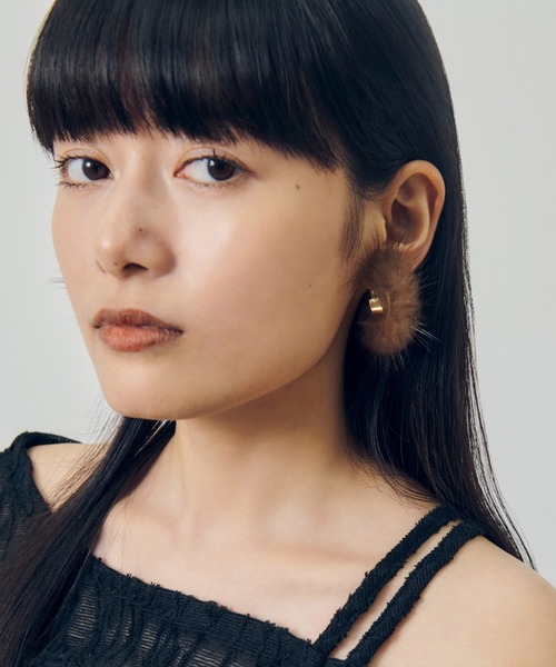 GOLDY(ゴールディ)の「ミンク ファー フープ イヤリング(イヤリング・レディース・ブラック/ブラウン/ホワイト/ベージュ/ネイビー・FREE)」の15枚目の写真