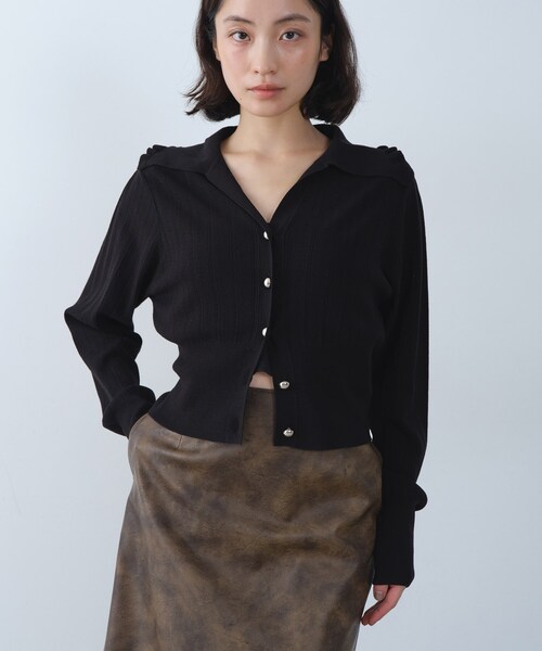 CODE A(コードエー)の「sleek collar knit(カーディガン/ボレロ・レディース・ブラック/ホワイト/ダークブラウン・00)」の3枚目の写真