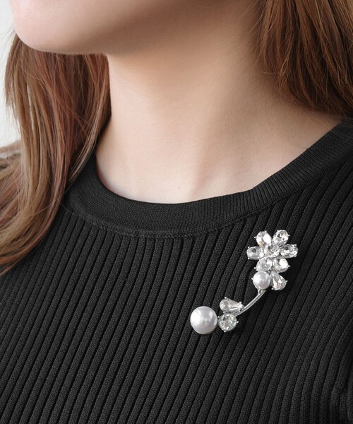 TOCCA(トッカ)の「BLESS OF DAISY 2WAY BROOCH NECKLACE ブローチネックレス(ブローチ/コサージュ・レディース・シルバー系/ゴールド系・F)」の1枚目の写真