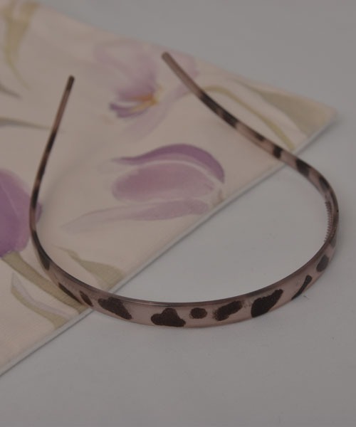 VIBGYOR Women（ヴィブジョー　ウィメン）の「【resonance】ニュアンスカラー クリア カーブデザイン カチューシャ【8色展開】（カチューシャ・レディース・パープル/ブラウン/グリーン/ブラック/ブラウン系1/ブラウン系2/グレー/グレー系・FREE）」の4枚目の写真