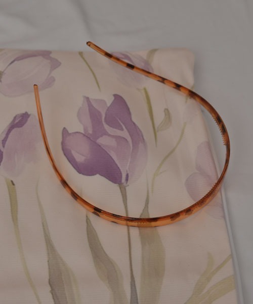 VIBGYOR Women（ヴィブジョー　ウィメン）の「【resonance】ニュアンスカラー クリア カーブデザイン カチューシャ【8色展開】（カチューシャ・レディース・パープル/ブラウン/グリーン/ブラック/ブラウン系1/ブラウン系2/グレー/グレー系・FREE）」の6枚目の写真