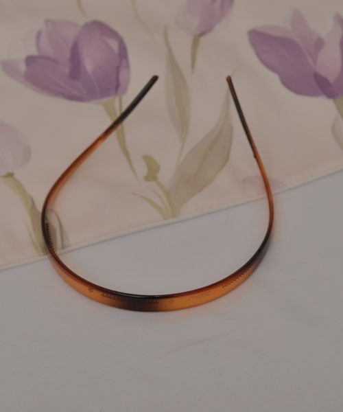 VIBGYOR Women（ヴィブジョー　ウィメン）の「【resonance】ニュアンスカラー クリア カーブデザイン カチューシャ【8色展開】（カチューシャ・レディース・パープル/ブラウン/グリーン/ブラック/ブラウン系1/ブラウン系2/グレー/グレー系・FREE）」の7枚目の写真