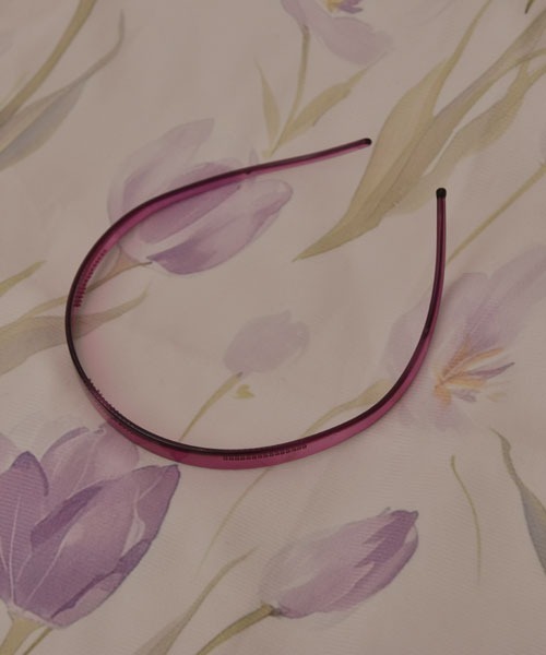 VIBGYOR Women（ヴィブジョー　ウィメン）の「【resonance】ニュアンスカラー クリア カーブデザイン カチューシャ【8色展開】（カチューシャ・レディース・パープル/ブラウン/グリーン/ブラック/ブラウン系1/ブラウン系2/グレー/グレー系・FREE）」の2枚目の写真