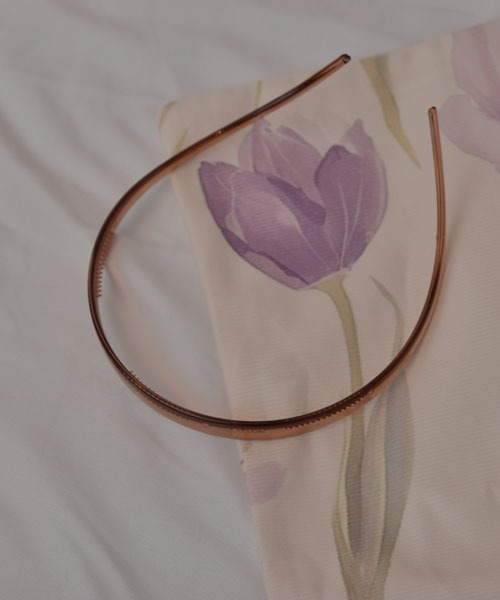 VIBGYOR Women（ヴィブジョー　ウィメン）の「【resonance】ニュアンスカラー クリア カーブデザイン カチューシャ【8色展開】（カチューシャ・レディース・パープル/ブラウン/グリーン/ブラック/ブラウン系1/ブラウン系2/グレー/グレー系・FREE）」の5枚目の写真