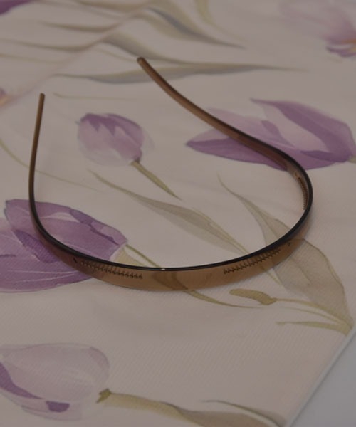 VIBGYOR Women（ヴィブジョー　ウィメン）の「【resonance】ニュアンスカラー クリア カーブデザイン カチューシャ【8色展開】（カチューシャ・レディース・パープル/ブラウン/グリーン/ブラック/ブラウン系1/ブラウン系2/グレー/グレー系・FREE）」の3枚目の写真