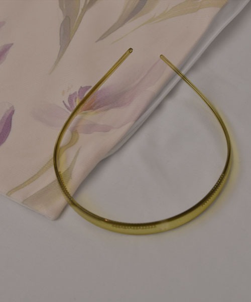 VIBGYOR Women（ヴィブジョー　ウィメン）の「【resonance】ニュアンスカラー クリア カーブデザイン カチューシャ【8色展開】（カチューシャ・レディース・パープル/ブラウン/グリーン/ブラック/ブラウン系1/ブラウン系2/グレー/グレー系・FREE）」の8枚目の写真