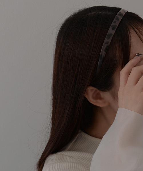 VIBGYOR Women（ヴィブジョー　ウィメン）の「【resonance】ニュアンスカラー クリア カーブデザイン カチューシャ【8色展開】（カチューシャ・レディース・パープル/ブラウン/グリーン/ブラック/ブラウン系1/ブラウン系2/グレー/グレー系・FREE）」の13枚目の写真