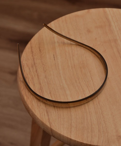 VIBGYOR Women（ヴィブジョー　ウィメン）の「【resonance】ニュアンスカラー クリア カーブデザイン カチューシャ【8色展開】（カチューシャ・レディース・パープル/ブラウン/グリーン/ブラック/ブラウン系1/ブラウン系2/グレー/グレー系・FREE）」の11枚目の写真